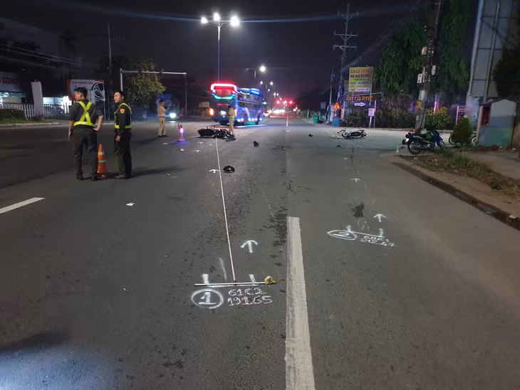 Hiện trường vụ tai nạn khiến nữ sinh viên bị thương nặng nhập viện cấp cứu nhưng không qua khỏi. Ảnh: Bạn đọc cung cấp