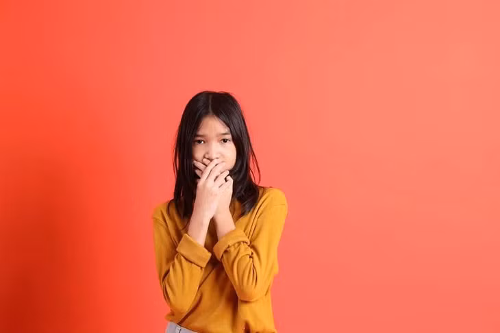 Trẻ nhỏ thường có thói quen lặp lại điều gì đó mà chúng đã nghe. (Ảnh: ITN).