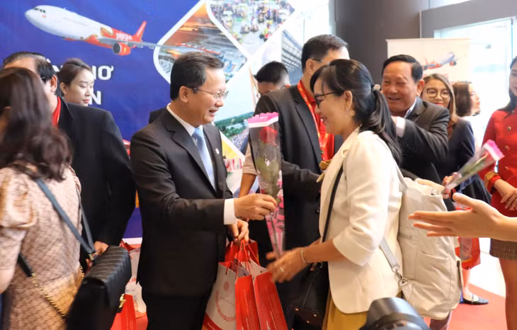 Đồng chí Cao Tường Huy, Quyền Chủ tịch UBND tỉnh Quảng Ninh tặng hoa chúc mừng các hành khách từ Cần Thơ đến Quảng Ninh.