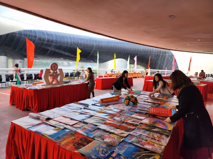 Triển lãm sách, báo, ảnh và không gian Tết Việt - Xuân Quý Mão 2023 do Sở Văn hóa và Thể thao phối hợp với Hội Nhà báo tỉnh tổ chức tại Cung Quy hoạch, hội chợ và triển lãm tỉnh.