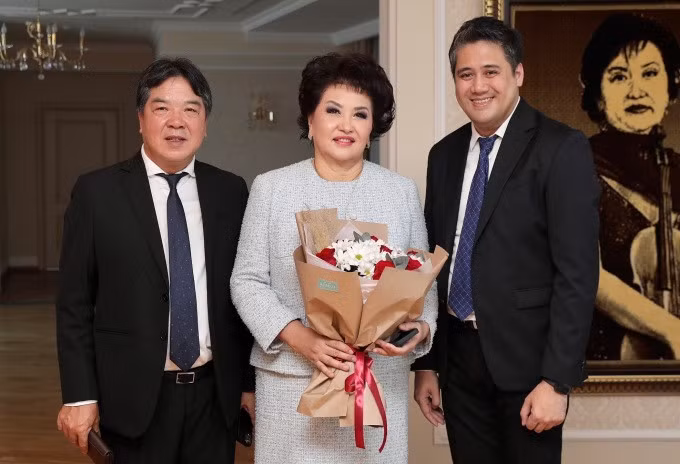 Từ trái sang: Ông Lê Anh Tuấn - Giám đốc Học viện Âm nhạc Quốc gia Việt Nam, bà Aiman Musakhodzhayeva - Hiệu trưởng Đại học Nghệ thuật Quốc gia Kazakhstan, nghệ sĩ Bùi Công Duy. Ảnh: Nhân vật cung cấp