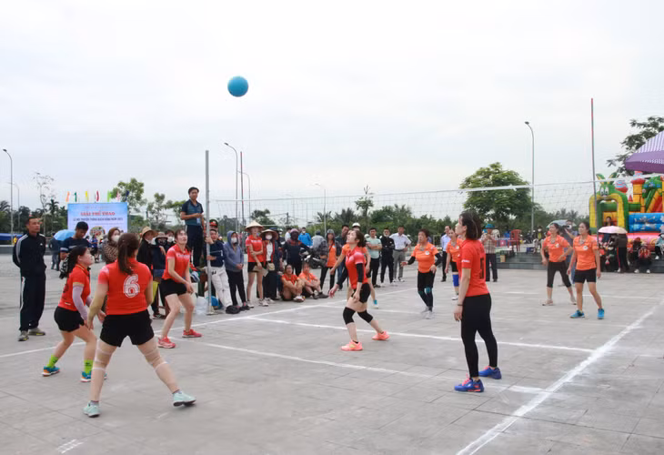 ....thi đấu bóng chuyền hơi.