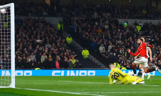 Tiền vệ Bruno Fernandes bỏ lỡ cơ hội khi sút dội xà, khi Man Utd hoà 2-2 trên sân Tottenham ở Bắc London tại vòng 33 Ngoại hạng Anh ngày 27/4/2023. Ảnh: Reuters