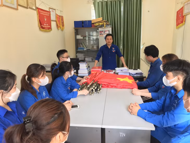 Bí thư Đoàn TNCS Hồ Chí Minh Đặng Đức Chính (người đứng) triển khai công việc tới các đoàn viên.