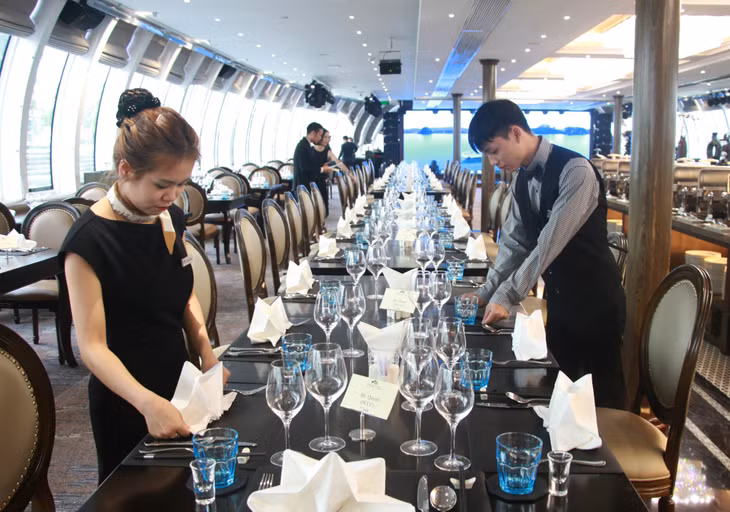 Nhà hàng tầng 1 của du thuyền phục vụ tiệc buffet Âu - Á cao cấp với sức chứa hơn 200 thực khách.