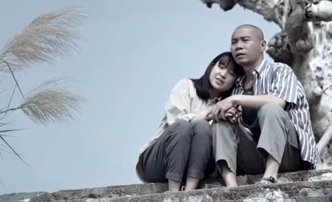 Kim Oanh và NSND Công Lý trong phim "Những cô gái trong thành phố" (Ảnh: VFC).