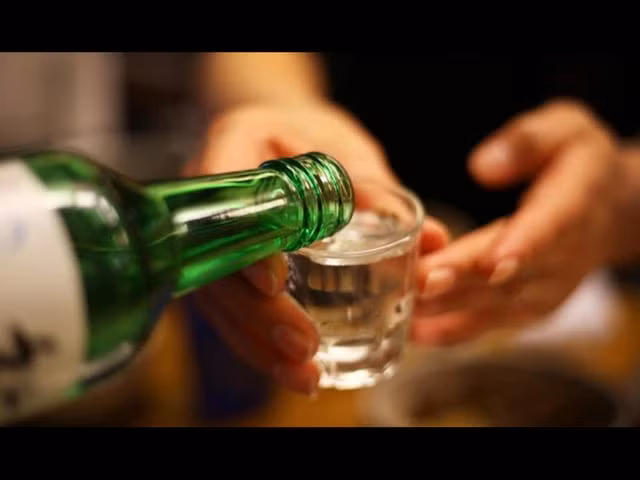 Nhìn chung, rượu bia là thứ nên tránh - nó thường chứa nhiều đường, có liên quan đến tổn thương gan và làm tăng nguy cơ ung thư.