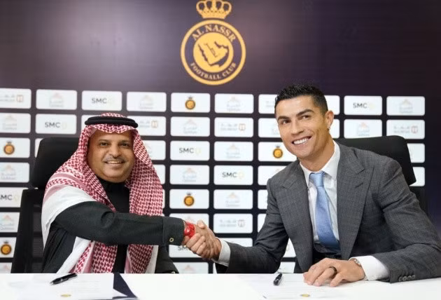 Ông Al-Muammar trong lễ ra mắt bản hợp đồng Ronaldo.