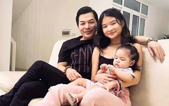 Nam diễn viên hạnh phúc khi 2 con gái của mình rất yêu thương nhau.