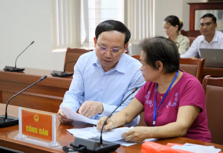 Đồng chí Bí thư Tỉnh ủy, Chủ tịch HĐND tỉnh trực tiếp lắng nghe, đối thoại, giải đáp sâu sát, cặn kẽ các ý kiến của công dân.
