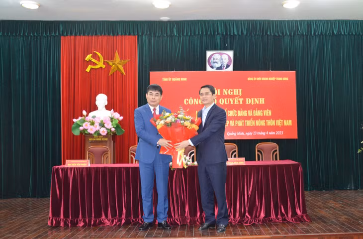 Lãnh đạo Ban Tổ chức Tỉnh ủy trao quyết định về chuyển giao tổ chức cơ sở đảng và đảng viên cho Đảng bộ Agribank.