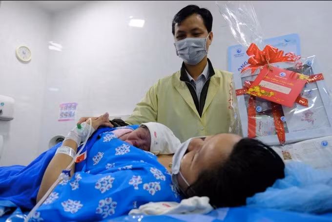 Nhiều ý kiến đề xuất kéo dài thời gian nghỉ chế độ thai sản với nam giới có vợ sinh con (Ảnh minh họa: Hoàng Lê).