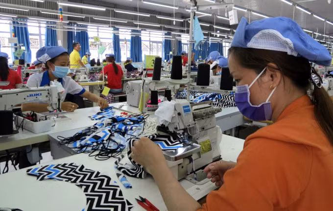 Công nhân làm việc trong nhà máy may thuộc Tập đoàn Dệt may Việt Nam. Ảnh: An Phương