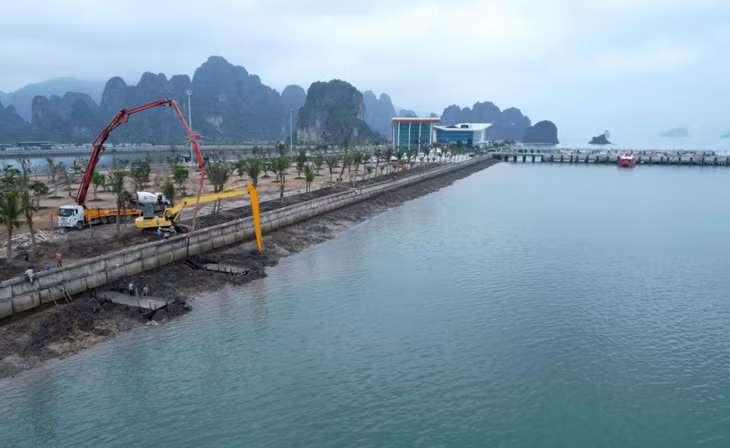 Chủ đầu tư đang tiến hành đầu tư xây dựng, lắp đặt thêm hệ thống cảng phục vụ các tàu cỡ nhỏ ra vào Bến cảng cao cấp Ao Tiên, phấn đấu hoàn thành trước 30/4/2023. 