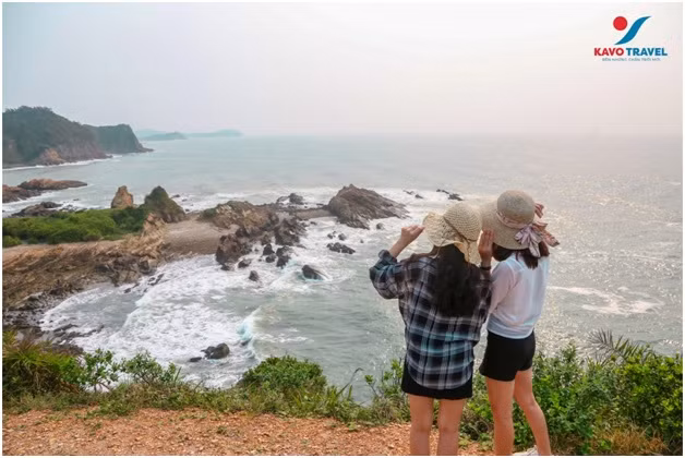Cô Tô có nhiều địa điểm du lịch đẹp, bởi vậy nơi đây luôn thu hút du khách mỗi khi hè về.