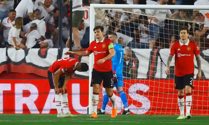 Trung vệ đội trưởng Harry Maguire mắc lỗi dẫn tới bàn của Youssef En-Nesyri cho Sevilla trên sân Sanchez Pizjuan, xứ Andalusia, Tây Ban Nha tối 20/4/2023. Ảnh: Reuters