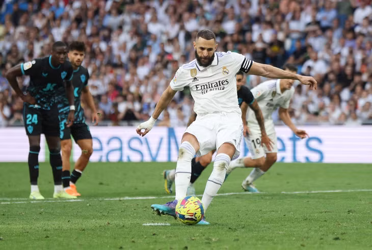 Chưa dừng lại ở đó, cuối hiệp nhất, Vazquez bị phạm lỗi trong vòng cấm và Benzema dễ dàng thực hiện thành công quả 11m và hoàn tất cú hatr-trick cho riêng mình