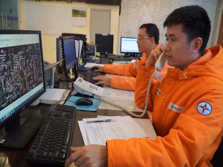 Công nhân Tổ trực vận hành Điện lực Hạ Long đang thực hiện điều hành thao tác trên lưới.
