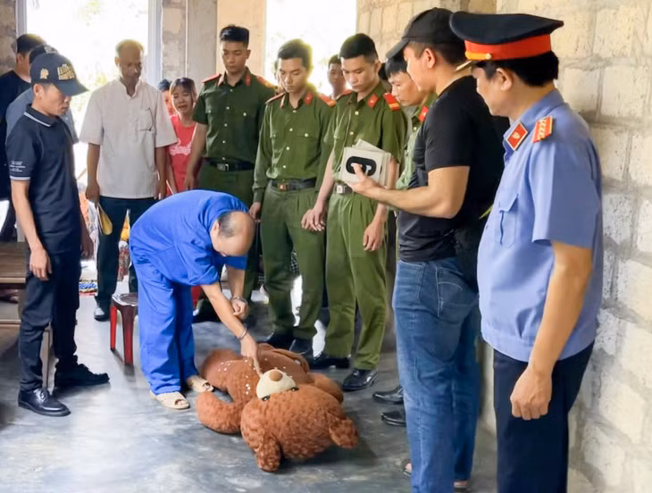 Bị can Đặng Văn Đồng diễn lại hành vi phạm tội giết người.