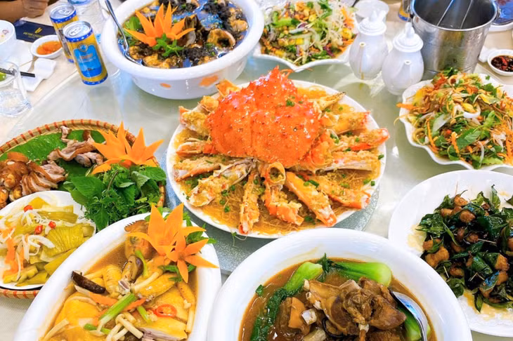 Các món ăn chế biến từ hải sản tươi sống địa phương là đặc trưng văn hóa ẩm thực của Móng Cái. Ảnh: Hữu Việt