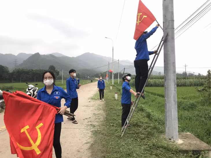 Đoàn viên thanh niên xã Bằng Cả thực hiện công trình thanh niên “Đường cờ Tổ quốc” nhân dịp chào mừng 60 năm Ngày thành lập tỉnh Quảng Ninh.