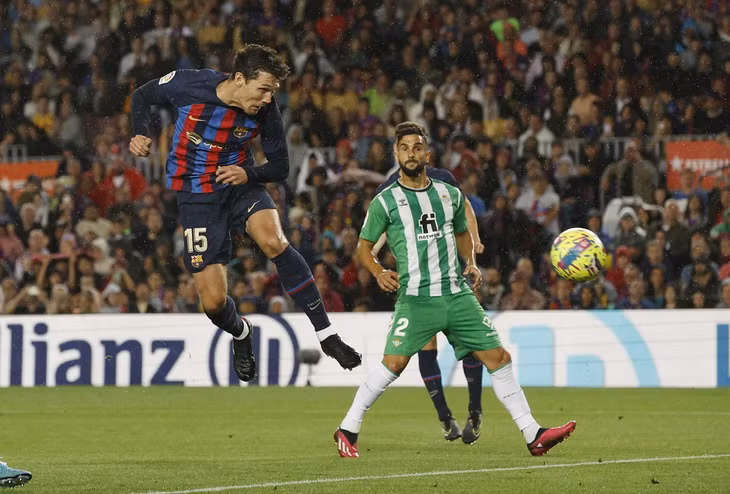 Phút 14, Raphinha tạt bóng chính xác cho Christensen thực hiện cú đánh đầu đập đất tung lưới Betis, mở tỉ số trận đấu