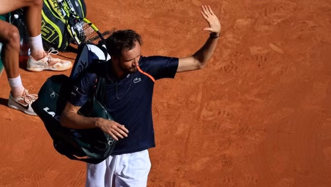 Medvedev vẫy chào khán giả khi dừng bước ở tứ kết Monte Carlo Masters hôm 14/4. Ảnh: Marca
