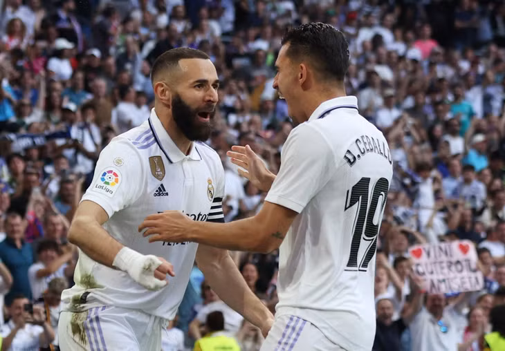 Ngay phút thứ 5, Benzema ghi bàn mở tỷ số cho Real Madrid sau pha dứt điểm ở cự ly gần, từ tìn huống kiến tạo của Vinicius