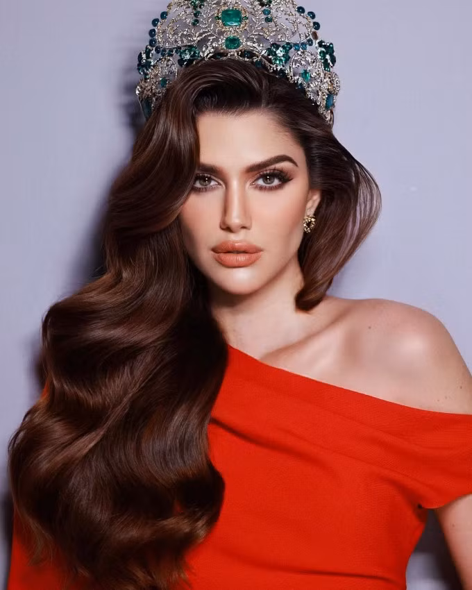 Cô mang hai dòng máu Brazil và Italy, đăng quang Miss Grand International hồi tháng 10/2022. Người đẹp năm nay 27 tuổi, cao 1,78 m, số đo ba vòng là 83-59-89 cm. Isabella Menin tốt nghiệp thạc sĩ ngành tài chính ở Anh, hiện kinh doanh thương hiệu mỹ phẩm riêng. Cô nói được tiếng Anh, Pháp, Italy, Bồ Đào Nha. Hôm 4/3, cô thắng giải thưởng Miss Grand Slam (Hoa hậu của các hoa hậu) năm 2022 do trang Global Beauties công bố.