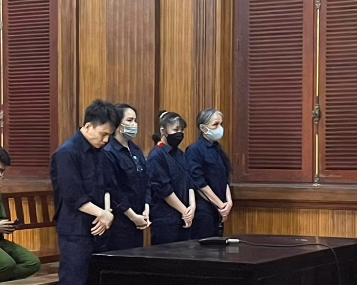 Các bị cáo đang nghe tuyên án.