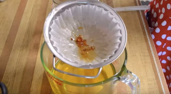 Mẹo tái chế dầu ăn thừa đúng cách.