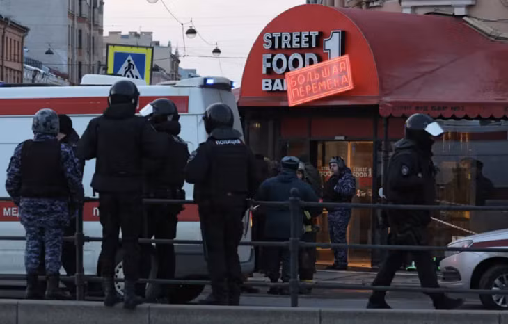 Các nhà điều tra ở hiện trường vụ nổ tại St Petersburg, Nga. Ảnh: Reuters