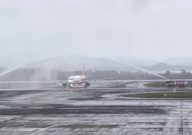 Nghi thức phun vòi rồng chào đón chuyến bay đầu tiên cất cánh từ Cảng hàng không quốc tế Cần Thơ hạ cánh xuống Cảng hàng không quốc tế Vân Đồn.
