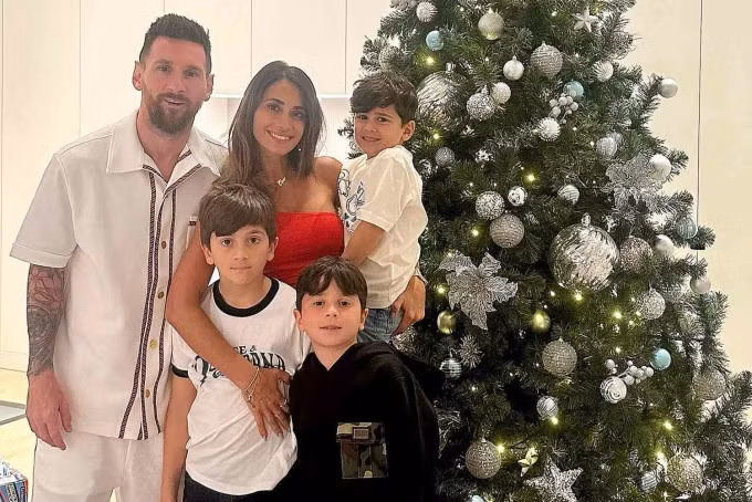 Sau khi sang PSG hè 2021, Messi cùng vợ Antonella vẫn bảo lưu suất học cho các con tại trường cũ tở Barcelona. Ảnh: Instagram / antonella
