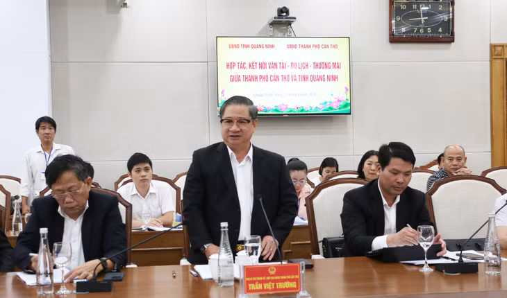 Đồng chí Trần Việt Trường, Phó Bí thư Thành ủy, Chủ tịch UBND TP Cần Thơ, phát biểu tại buổi làm việc.