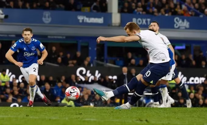 Kane mở tỷ số cho Tottenham sau pha đá phạt đền thành công. Ảnh: Reuters