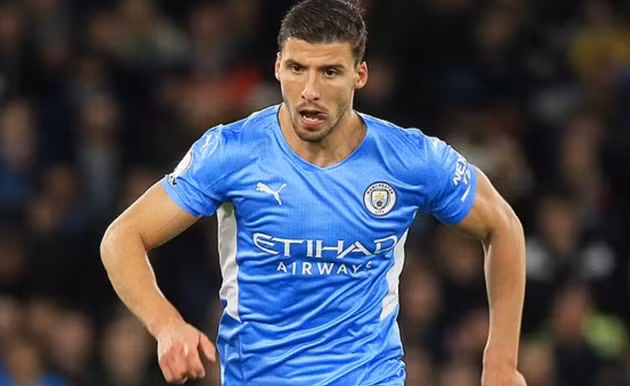 Trung vệ: Ruben Dias. Ngôi sao người Bồ Đào Nha là chốt chặn đáng tin cậy nơi hệ thống phòng ngự nhà ĐKVĐ Premier League. Dias từng cùng Benfica chạm trán Bayern Munich tại vòng bảng Champions League 2018/2019.