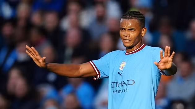 Trung vệ: Manuel Akanji. Cựu sao Borussia Dortmund chiếm trọn niềm tin của Pep Guardiola. Lối chơi đa năng là điểm mạnh nơi cựu sao Borussia Dortmund.