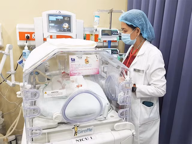 Bác sĩ Cam Ngọc Phượng thăm khám cho trẻ sinh non được chăm sóc đặc biệt trong phòng Hồi sức sơ sinh (NICU) BVĐK Tâm Anh TP.HCM.