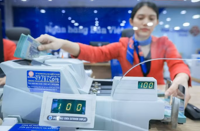 Lãi suất tiền gửi đồng loạt giảm mạnh - Ảnh 1.