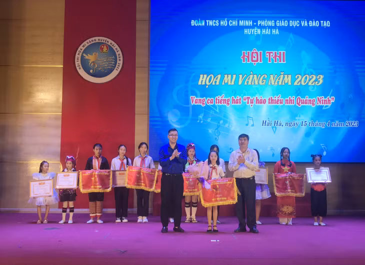 BTC trao giải toàn đoàn cho các đội tham gia Hội thi Họa Mi Vàng năm 2023.