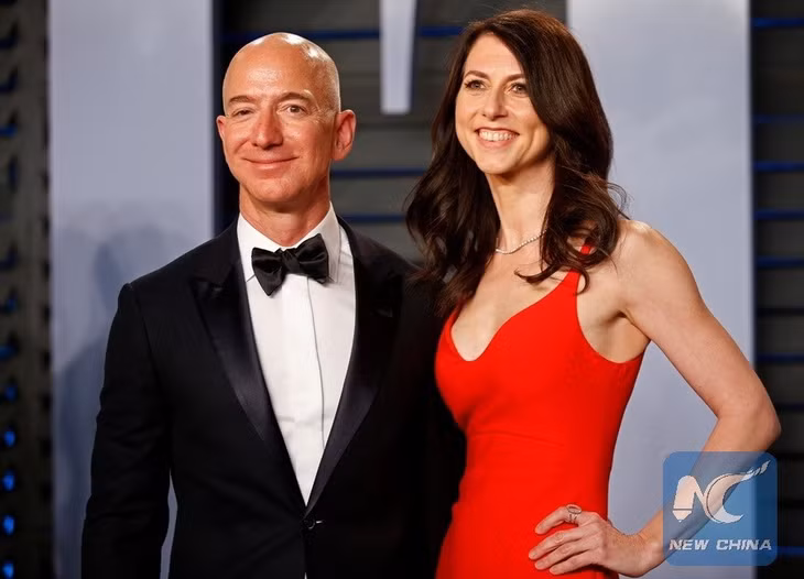 Tỉ phú Jeff Bezos - người sáng lập Amazon (vest đen) đã tụt xuống vị trí thứ 3 trong danh sách những người giàu nhất thế giới của Forbes. Ảnh: Xinhua