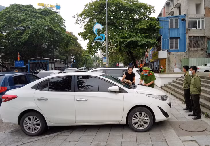 Công an phường Bạch Đằng (TP Hạ Long) xử phạt vi phạm do dừng đỗ sai quy định.