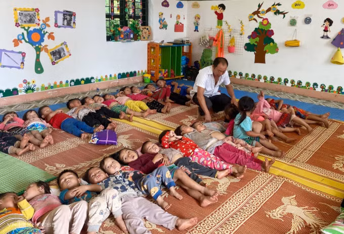 Thầy Bàn Văn Đức 12 năm cắm bản tại điểm trường mầm non Chuyên Gia 3 thuộc Trường mầm non Nậm Kè (huyện Mường Nhé, tỉnh Điện Biên). Ảnh: Ngọc Thành