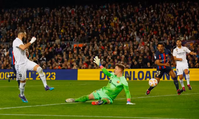 Benzema (trái) ấn định tỷ số cho Real trước Barca. Ảnh: Reuters