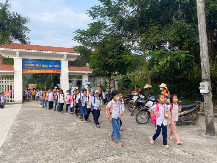 Trường TH&THCS Tân Dân cho học sinh ra về theo từng khối lớp để đảm bảo an toàn giao thông cho học sinh. Ảnh: Lan Anh