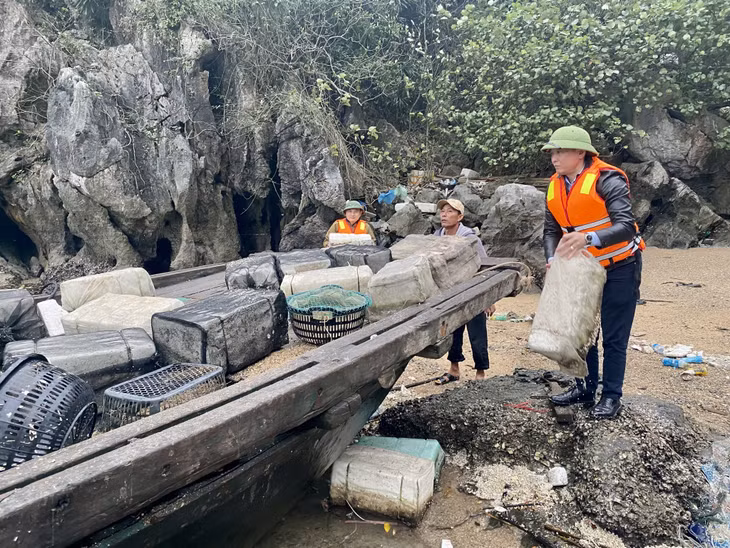 Lãnh đạo UBND TP Hạ Long tham gia thu gom rác tại khu vực Hòn Dầm Bắc.