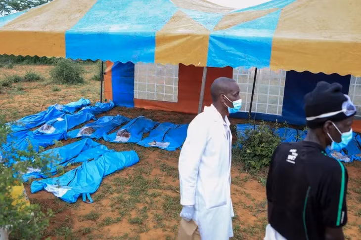 Thi thể những người chết đói được tìm thấy tại làng Shakahola của Kenya. Ảnh: AP.