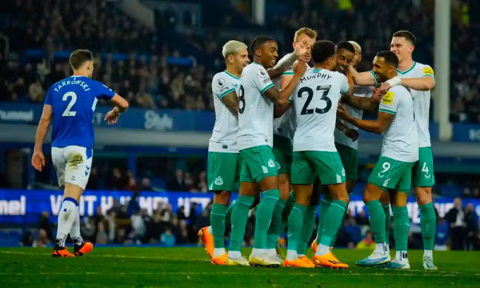 Newcastle (áo trắng) mừng bàn ấn định thắng lợi 4-1 trước Everton trên sân Goodison Park, thành phố Liverpool, vòng 33 Ngoại hạng Anh ngày 27/4/2023. Ảnh: AP