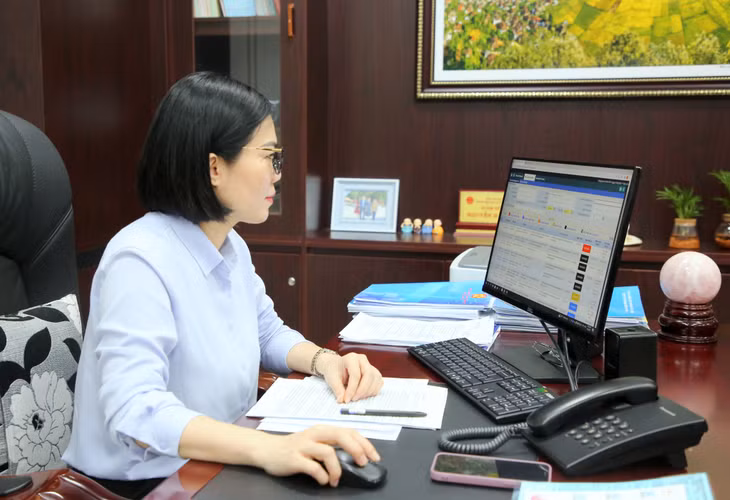 Lãnh đạo Trung tâm Phục vụ hành chính công tỉnh theo dõi dữ liệu về tiến độ giải quyết TTHC trên toàn địa bàn tỉnh để kịp thời đôn đốc, nhắc nhở, xử lý.